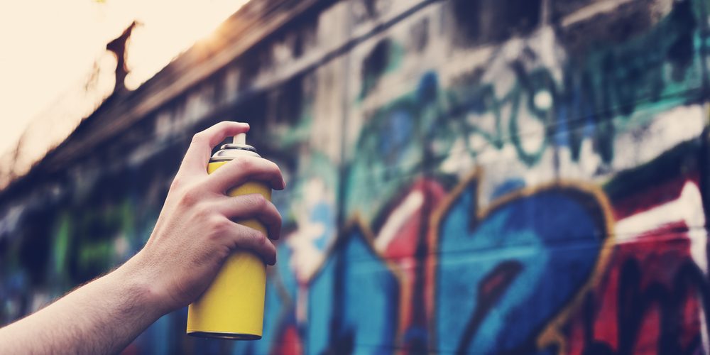 Zabezpieczenie elewacji przed graffiti – jak zrobić to dobrze?