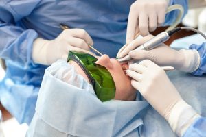 Chirurgia laserowa w stomatologii – kiedy się ją stosuje?