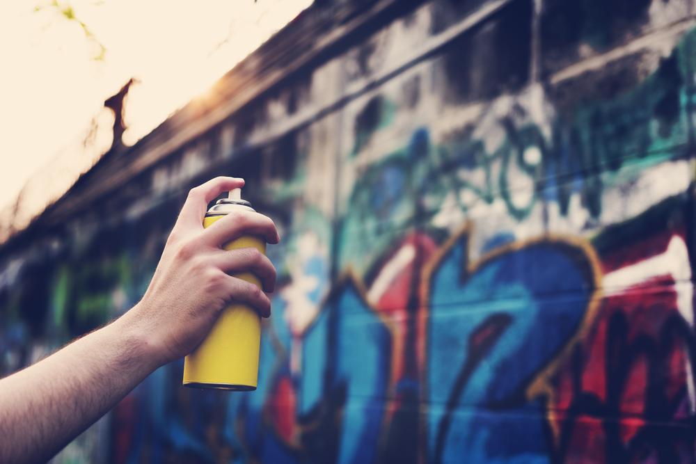 Zabezpieczenie elewacji przed graffiti – jak zrobić to dobrze?