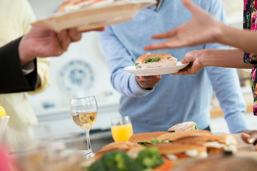 Na jakie imprezy okolicznościowe warto zamówić catering?